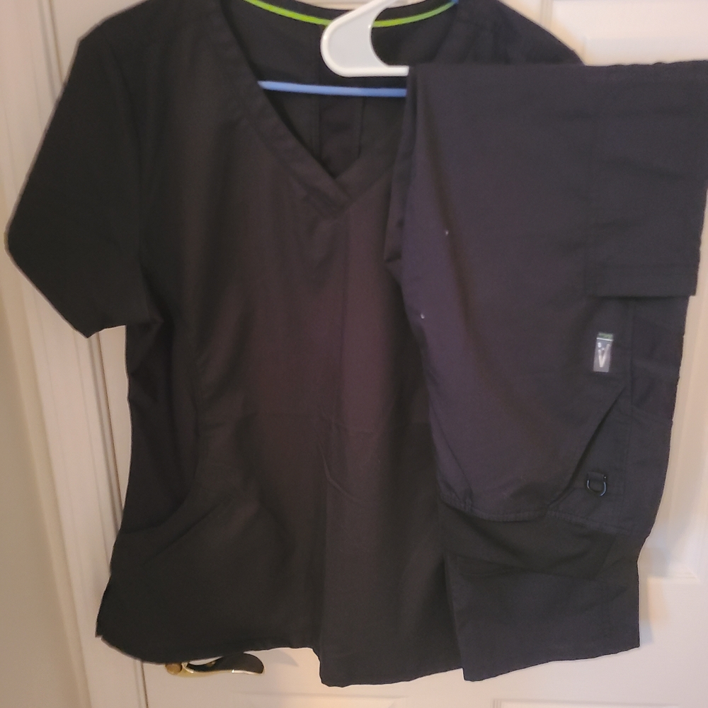 AUW Black V‑neck Scrub Top and Pants